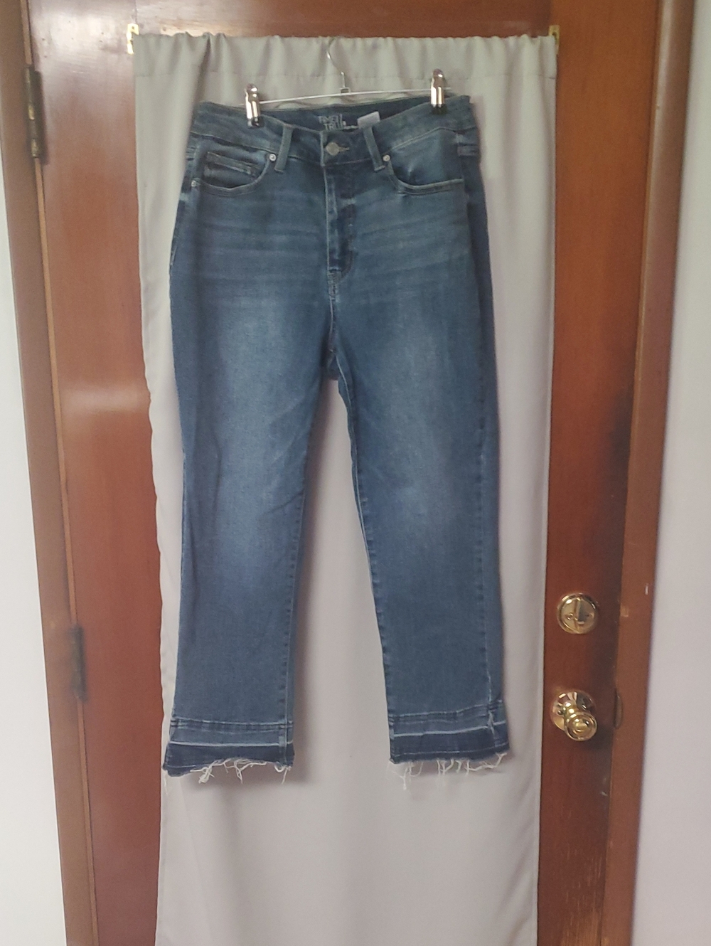 Time and Tru High Rise Cropped Jeans Size 8 in Blue
